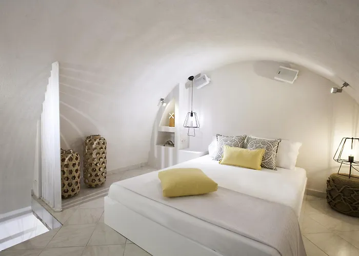 Privee Santorini Περίσσα