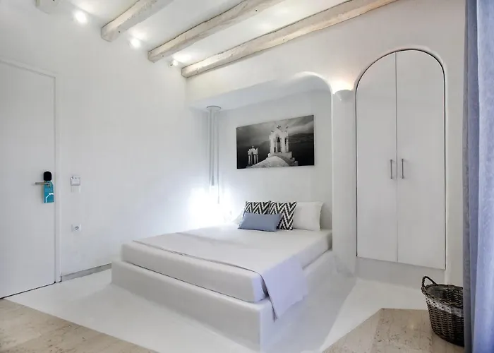 Privee Santorini Περίσσα