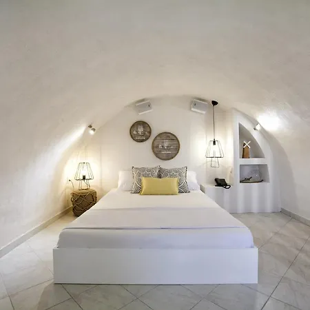Privee Santorini Hotel