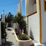 Privee Santorini 2*