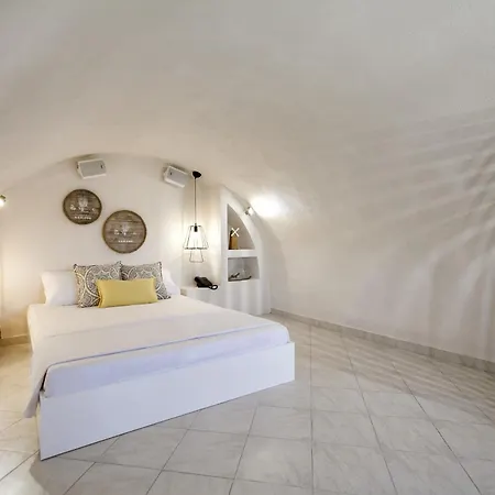 Privée Santorini 2*